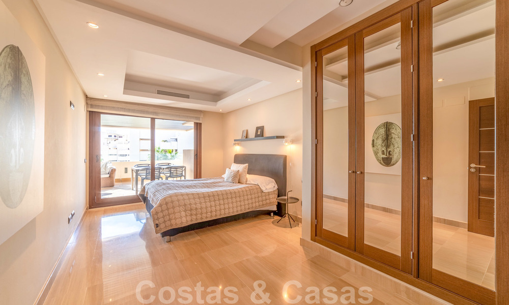 Moderno apartamento en venta en un complejo de primera línea de playa, con vistas al mar, entre Marbella y Estepona 25637