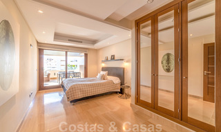 Moderno apartamento en venta en un complejo de primera línea de playa, con vistas al mar, entre Marbella y Estepona 25637 