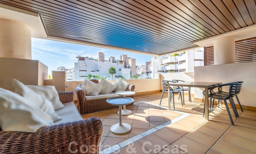 Moderno apartamento en venta en un complejo de primera línea de playa, con vistas al mar, entre Marbella y Estepona 25639