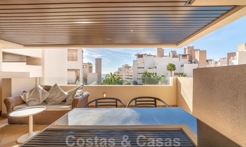 Moderno apartamento en venta en un complejo de primera línea de playa, con vistas al mar, entre Marbella y Estepona 25640