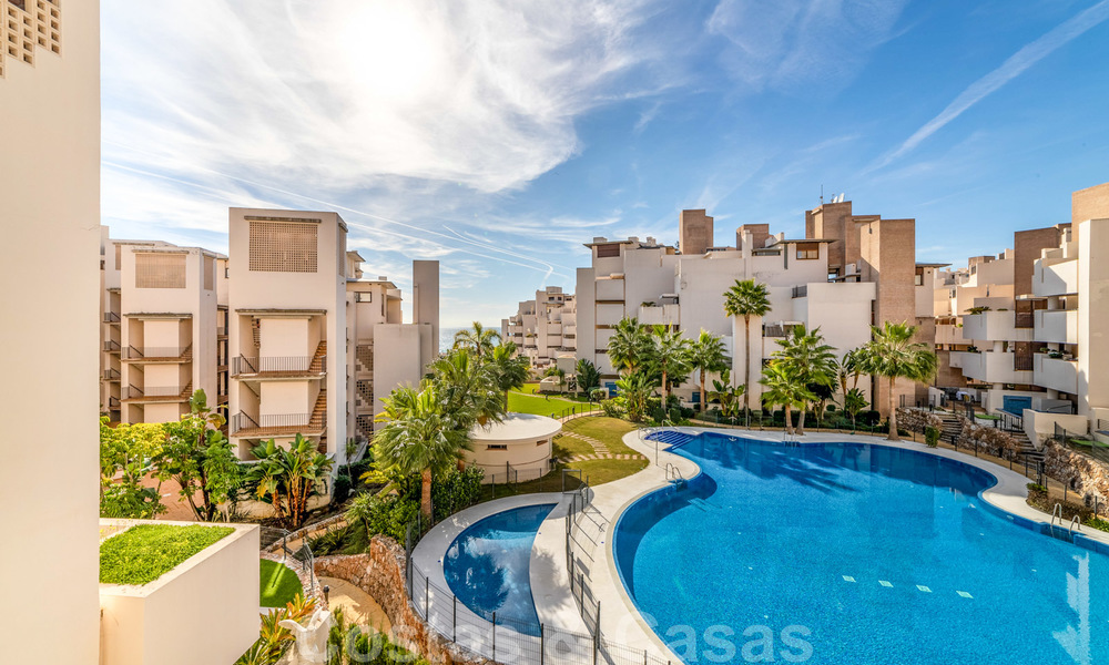 Moderno apartamento en venta en un complejo de primera línea de playa, con vistas al mar, entre Marbella y Estepona 25641
