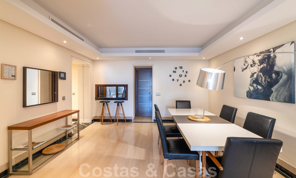 Moderno apartamento en venta en un complejo de primera línea de playa, con vistas al mar, entre Marbella y Estepona 25642