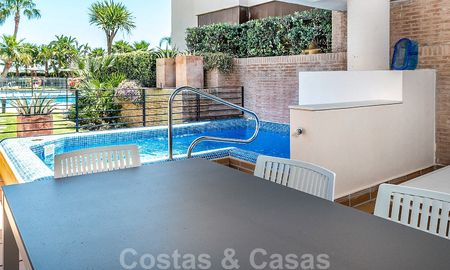 Moderno apartamento con jardín en venta en un complejo de playa de primera línea, con piscina privada, entre Marbella y Estepona 25643