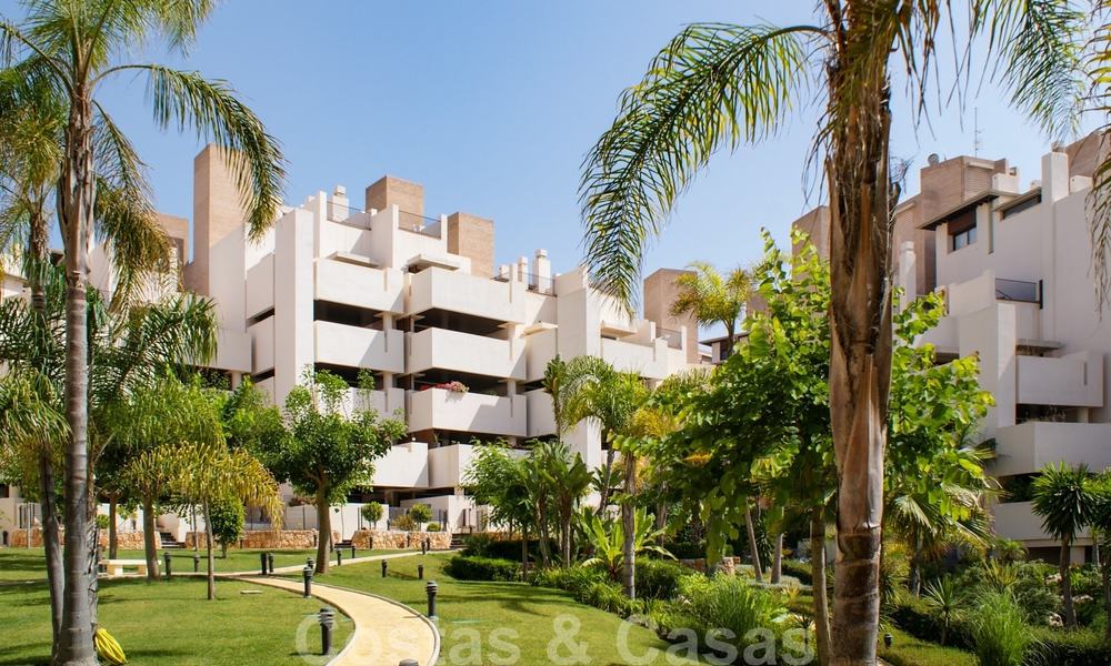 Moderno apartamento con jardín en venta en un complejo de playa de primera línea, con piscina privada, entre Marbella y Estepona 25645