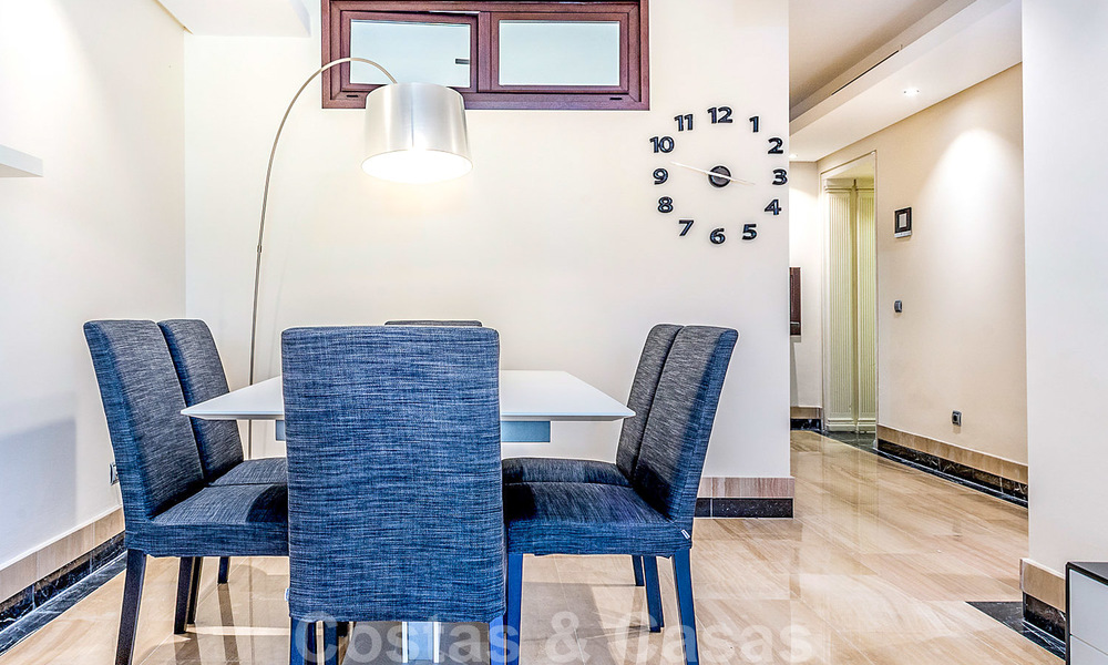 Moderno apartamento con jardín en venta en un complejo de playa de primera línea, con piscina privada, entre Marbella y Estepona 25658