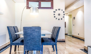 Moderno apartamento con jardín en venta en un complejo de playa de primera línea, con piscina privada, entre Marbella y Estepona 25658 