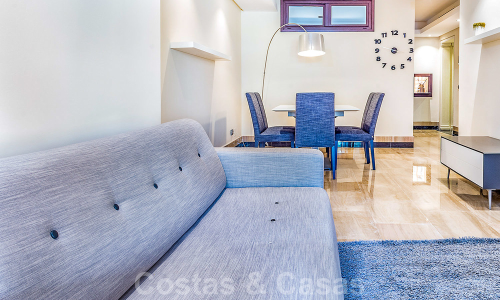 Moderno apartamento con jardín en venta en un complejo de playa de primera línea, con piscina privada, entre Marbella y Estepona 25660