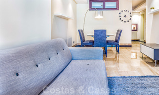 Moderno apartamento con jardín en venta en un complejo de playa de primera línea, con piscina privada, entre Marbella y Estepona 25660 