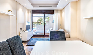 Moderno apartamento con jardín en venta en un complejo de playa de primera línea, con piscina privada, entre Marbella y Estepona 25661 