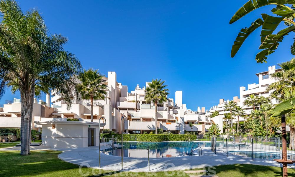 Moderno apartamento con jardín en venta en un complejo de playa de primera línea, con piscina privada, entre Marbella y Estepona 25662