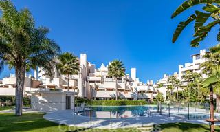 Moderno apartamento con jardín en venta en un complejo de playa de primera línea, con piscina privada, entre Marbella y Estepona 25662 