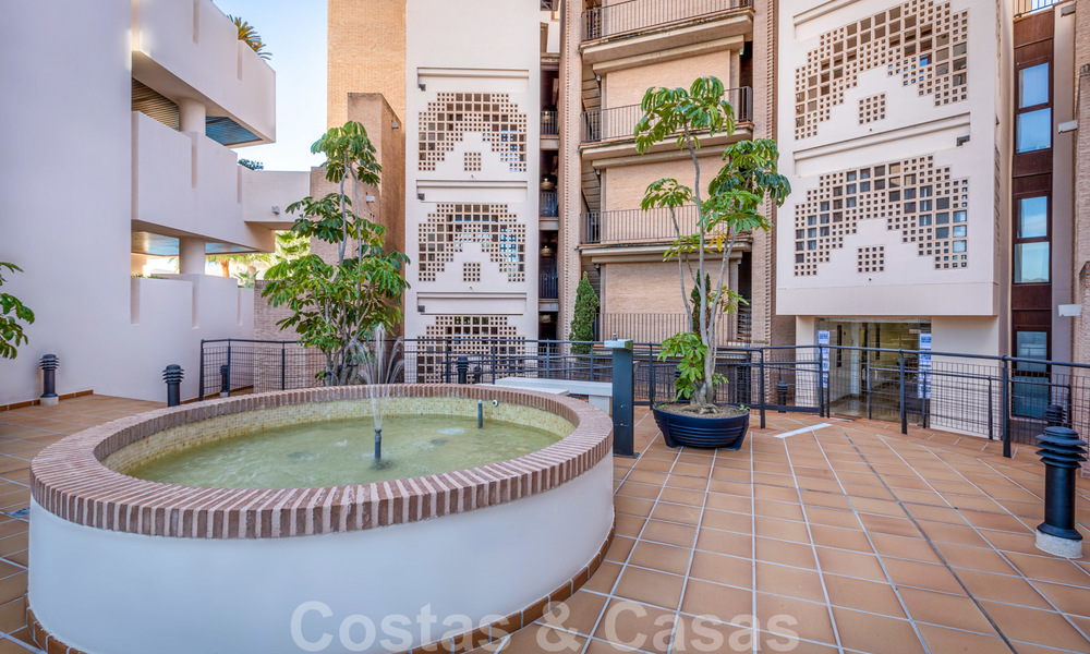 Moderno apartamento con jardín en venta en un complejo de playa de primera línea, con piscina privada, entre Marbella y Estepona 25663