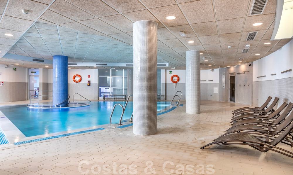 Moderno apartamento con jardín en venta en un complejo de playa de primera línea, con piscina privada, entre Marbella y Estepona 25666