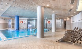 Moderno apartamento con jardín en venta en un complejo de playa de primera línea, con piscina privada, entre Marbella y Estepona 25666 