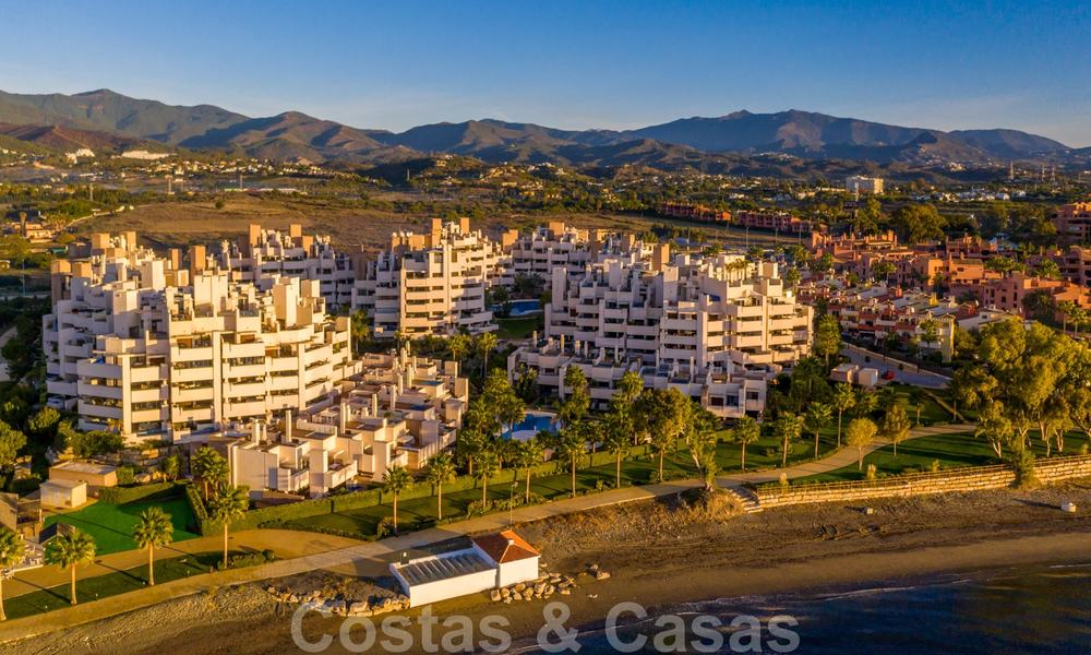 Moderno apartamento con jardín en venta en un complejo de playa de primera línea, con piscina privada, entre Marbella y Estepona 25670