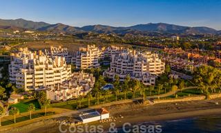 Moderno apartamento con jardín en venta en un complejo de playa de primera línea, con piscina privada, entre Marbella y Estepona 25670 