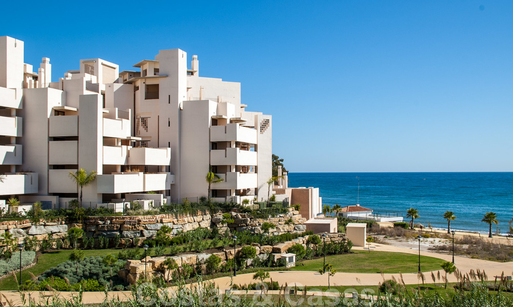 Moderno apartamento con jardín en venta en un complejo de playa de primera línea, con piscina privada, entre Marbella y Estepona 25671