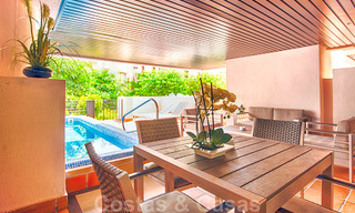 Moderno apartamento con piscina privada en venta, en un complejo de playa en primera línea, entre Marbella y Estepona. ¡Gran caída de precio! 25679 
