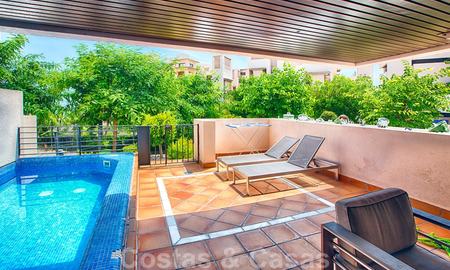 Moderno apartamento con piscina privada en venta, en un complejo de playa en primera línea, entre Marbella y Estepona. ¡Gran caída de precio! 25680