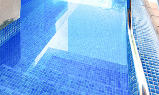 Moderno apartamento con piscina privada en venta, en un complejo de playa en primera línea, entre Marbella y Estepona. ¡Gran caída de precio! 25681 
