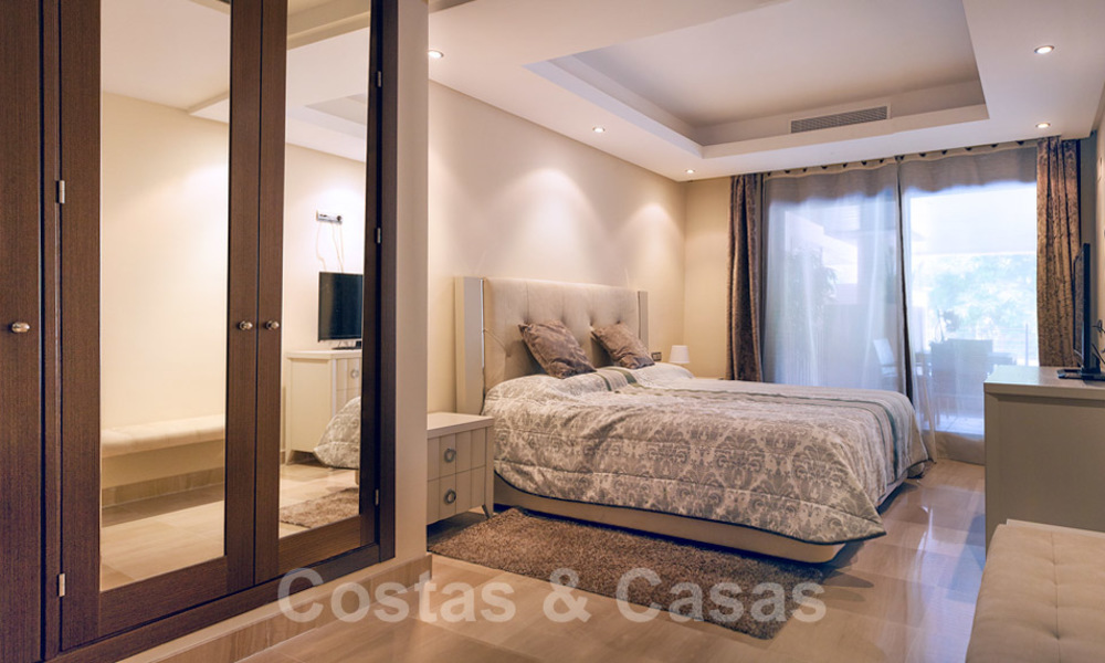 Moderno apartamento con piscina privada en venta, en un complejo de playa en primera línea, entre Marbella y Estepona. ¡Gran caída de precio! 25687