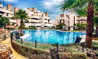 Moderno apartamento con piscina privada en venta, en un complejo de playa en primera línea, entre Marbella y Estepona. ¡Gran caída de precio! 25689 