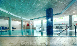 Moderno apartamento con piscina privada en venta, en un complejo de playa en primera línea, entre Marbella y Estepona. ¡Gran caída de precio! 25691 