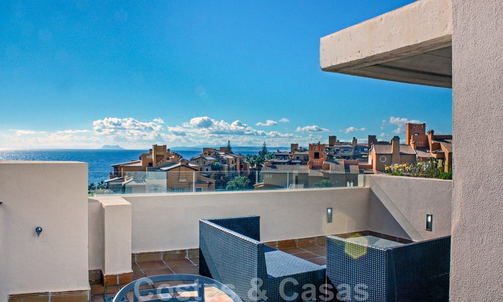 Moderno ático en venta, en un complejo de playa en primera línea con piscina privada y vistas panorámicas, entre Marbella y Estepona 25705