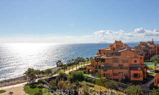 Moderno ático en venta, en un complejo de playa en primera línea con piscina privada y vistas panorámicas, entre Marbella y Estepona 25709 