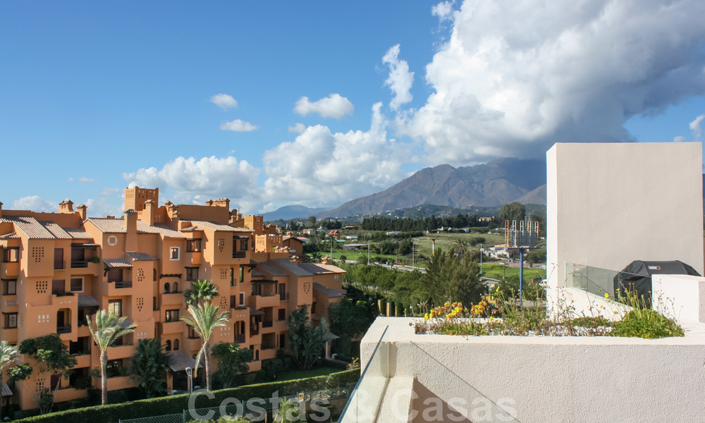 Moderno ático en venta, en un complejo de playa en primera línea con piscina privada y vistas panorámicas, entre Marbella y Estepona 25710