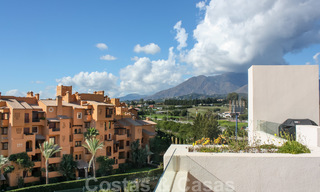 Moderno ático en venta, en un complejo de playa en primera línea con piscina privada y vistas panorámicas, entre Marbella y Estepona 25710 