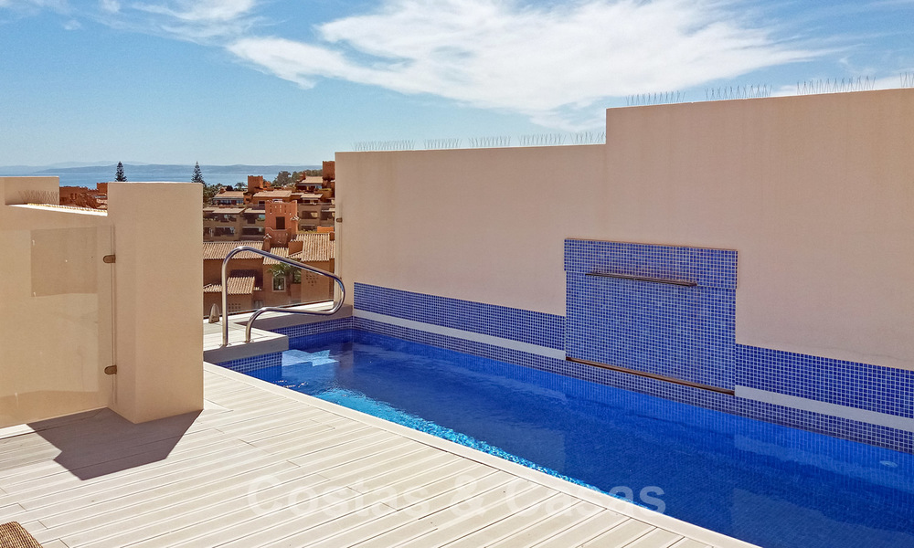 Moderno ático en venta, en un complejo de playa en primera línea con piscina privada y vistas panorámicas, entre Marbella y Estepona 25719