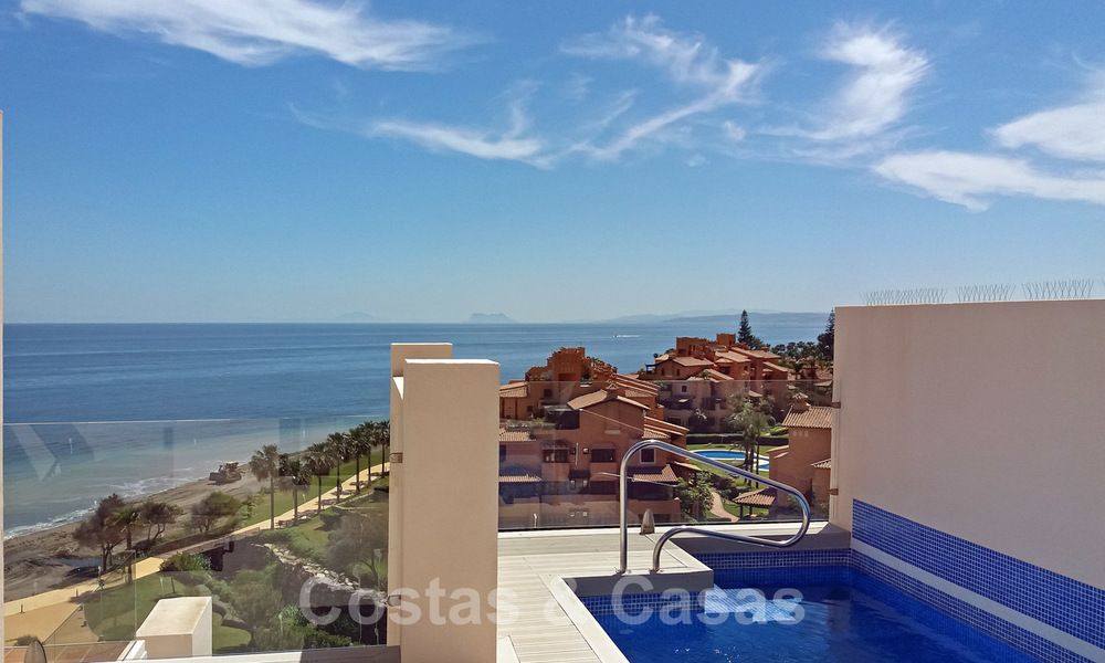 Moderno ático en venta, en un complejo de playa en primera línea con piscina privada y vistas panorámicas, entre Marbella y Estepona 25720