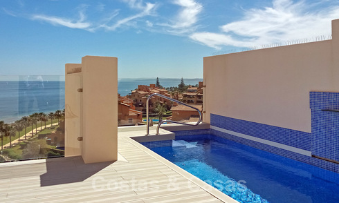Moderno ático en venta, en un complejo de playa en primera línea con piscina privada y vistas panorámicas, entre Marbella y Estepona 25721