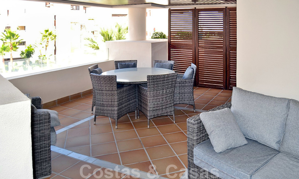 Moderno apartamento con vistas al mar en venta, en un complejo de playa en primera línea, entre Marbella y Estepona 25724