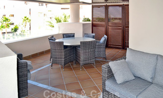 Moderno apartamento con vistas al mar en venta, en un complejo de playa en primera línea, entre Marbella y Estepona 25724 