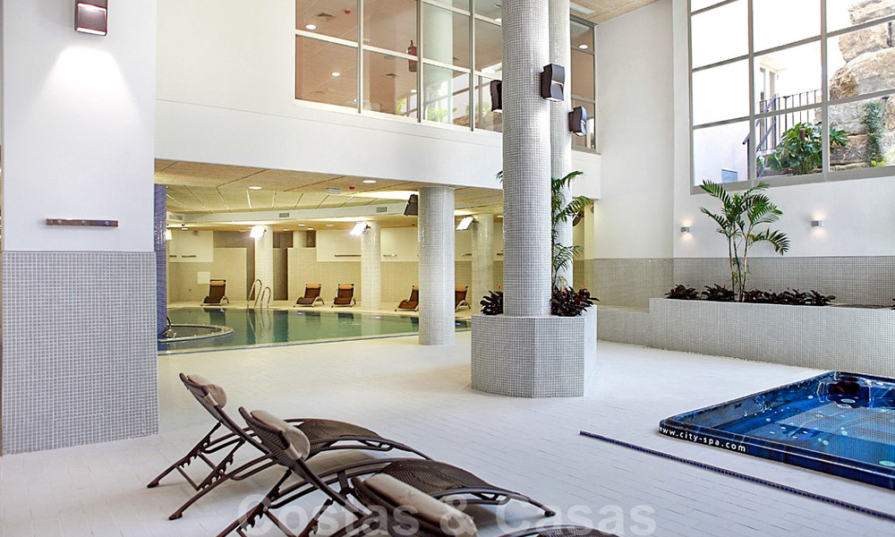 Moderno apartamento con vistas al mar en venta, en un complejo de playa en primera línea, entre Marbella y Estepona 25725