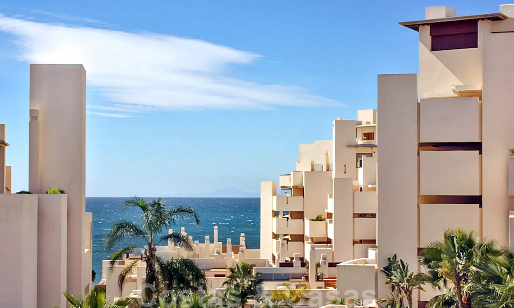 Moderno apartamento con vistas al mar en venta, en un complejo de playa en primera línea, entre Marbella y Estepona 25728