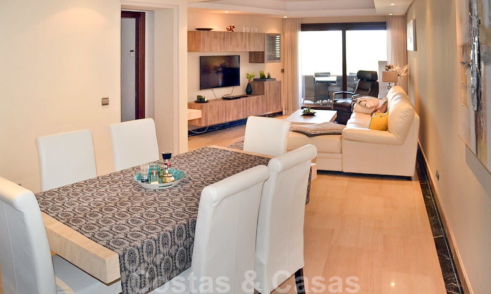 Moderno apartamento con vistas al mar en venta, en un complejo de playa en primera línea, entre Marbella y Estepona 25732