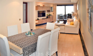 Moderno apartamento con vistas al mar en venta, en un complejo de playa en primera línea, entre Marbella y Estepona 25732 