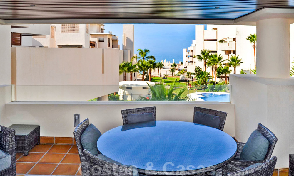 Moderno apartamento con vistas al mar en venta, en un complejo de playa en primera línea, entre Marbella y Estepona 25735