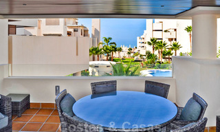 Moderno apartamento con vistas al mar en venta, en un complejo de playa en primera línea, entre Marbella y Estepona 25735 