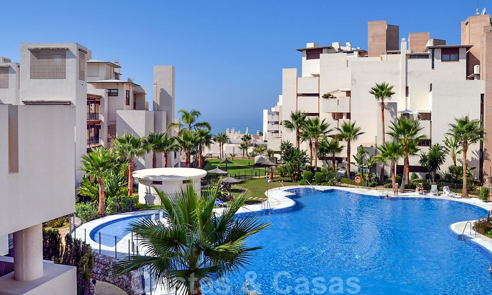 Moderno apartamento con vistas al mar en venta, en un complejo de playa en primera línea, entre Marbella y Estepona 25736