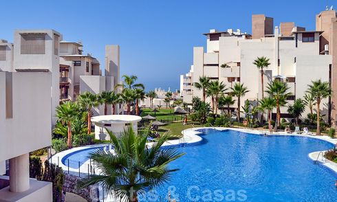 Moderno apartamento con vistas al mar en venta, en un complejo de playa en primera línea, entre Marbella y Estepona 25736