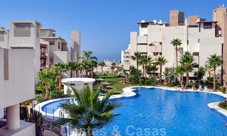 Moderno apartamento con vistas al mar en venta, en un complejo de playa en primera línea, entre Marbella y Estepona 25736 