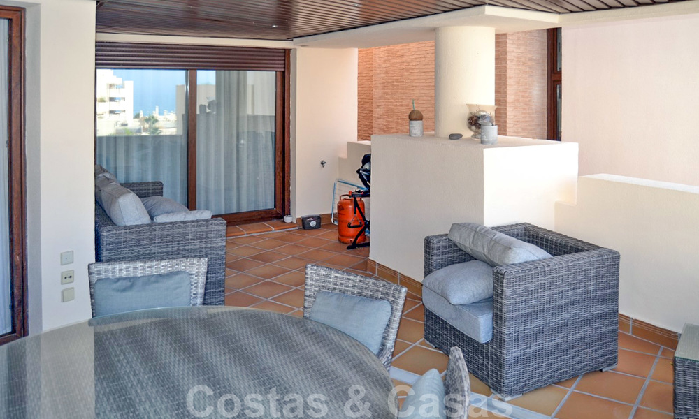 Moderno apartamento con vistas al mar en venta, en un complejo de playa en primera línea, entre Marbella y Estepona 25738