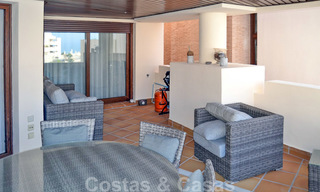Moderno apartamento con vistas al mar en venta, en un complejo de playa en primera línea, entre Marbella y Estepona 25738 
