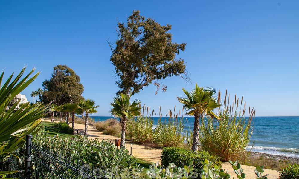 Moderno apartamento con vistas al mar en venta, en un complejo de playa en primera línea, entre Marbella y Estepona 25743