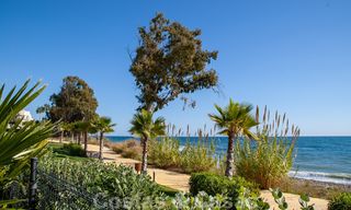 Moderno apartamento con vistas al mar en venta, en un complejo de playa en primera línea, entre Marbella y Estepona 25743 