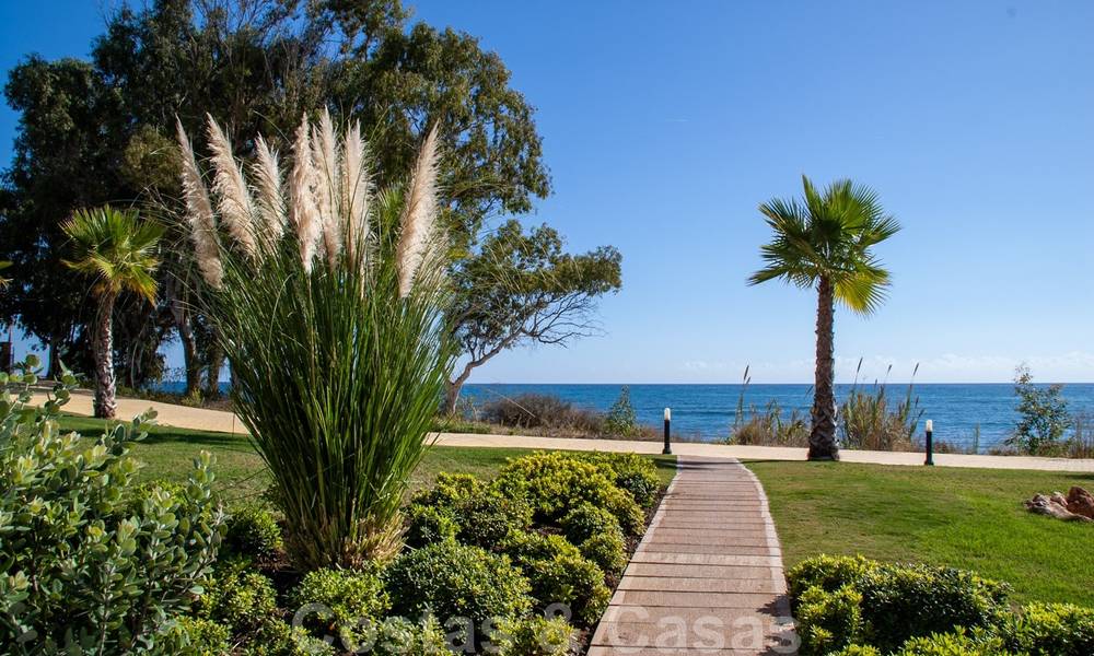 Moderno apartamento con vistas al mar en venta, en un complejo de playa en primera línea, entre Marbella y Estepona 25744